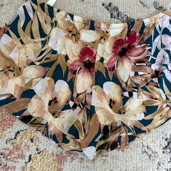 New Women’s Abstract Floral Shorts Size Large - Picture 9 of 10